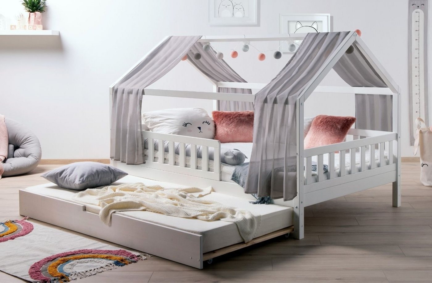 Ticaa Hausbett Kinderbett Hausbett Kim" inkl. Zusatzbett Kiefer (Set, Hausbett inklusive Zusatzbett mit Rollrost und Tüll-Set), Hausbett inkl. Rausfallschutz, höhenverstellbar" von Ticaa