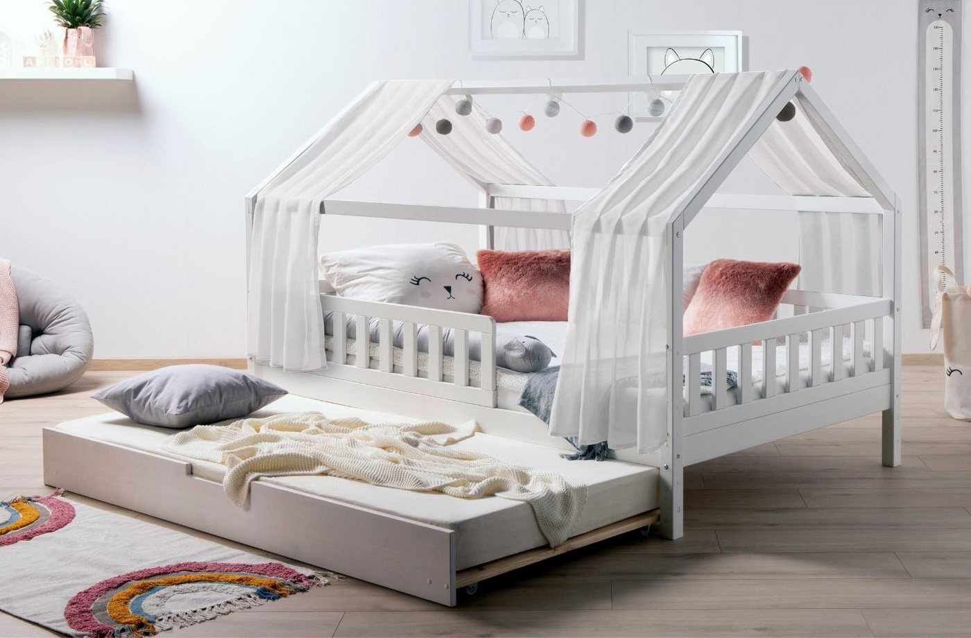 Ticaa Hausbett Kinderbett Hausbett Kim" inkl. Zusatzbett Kiefer (Set, Hausbett inklusive Zusatzbett mit Rollrost und Tüll-Set), Hausbett inkl. Rausfallschutz, höhenverstellbar" von Ticaa