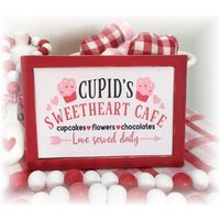 Cupid's Sweetheart Cafe Gerahmtes Holzschild Für Valentines Gestufte Tabletts Cupid's Sweetheart Cafe Gerahmtes Holzschild Für Valentines Gestufte Tabletts von TieredTrayTreasures