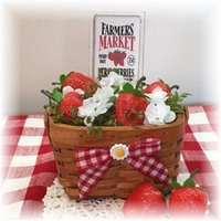 Mini Korb Mit Erdbeeren Und Bauernmarkt Schild von TieredTrayTreasures