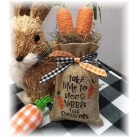 Nehmt Euch Zeit Zum Einkehren Und Knabbert Die Karotten Mini Jutesack Für Ostern Gestufte Tabletts von TieredTrayTreasures