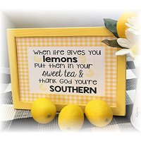 Wenn Das Leben Dir Zitronen Gibt, Lege Sie in Deinen Süßen Tee Und Danke Gott, Du Bist Südliches Gerahmtes Holzschild Für Abgestufte Tabletts von TieredTrayTreasures