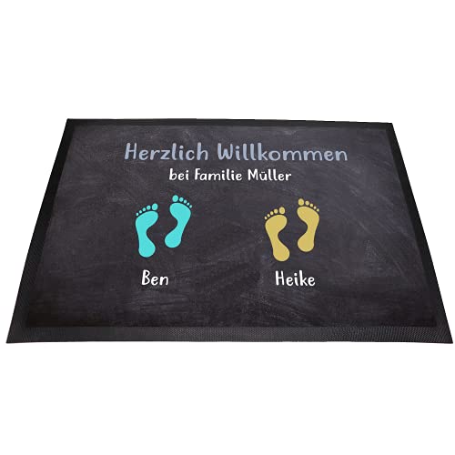 Tierisch-tolle Geschenke Personalisierte Fussmatte „Herzlich Willkommen“ mit bis zu 7 Wunschnamen für Familie, Kind(er) und Hund(e) mit Füßen und Pfoten Abdrücken (Paar) von Tierisch-tolle Geschenke