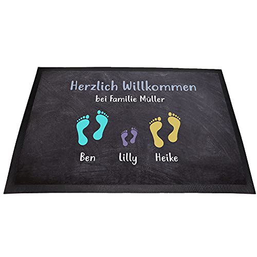 Tierisch-tolle Geschenke Personalisierte Fussmatte „Herzlich Willkommen“ mit bis zu 7 Wunschnamen für Familie, Kind(er) und Hund(e) mit Füßen und Pfoten Abdrücken (Paar mit 1 Kind) von Tierisch-tolle Geschenke