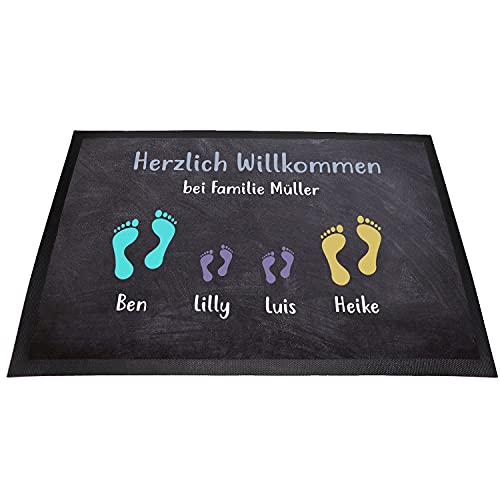 Tierisch-tolle Geschenke Personalisierte Fussmatte „Herzlich Willkommen“ mit bis zu 7 Wunschnamen für Familie, Kind(er) und Hund(e) mit Füßen und Pfoten Abdrücken (Paar mit 2 Kindern) von Tierisch-tolle Geschenke