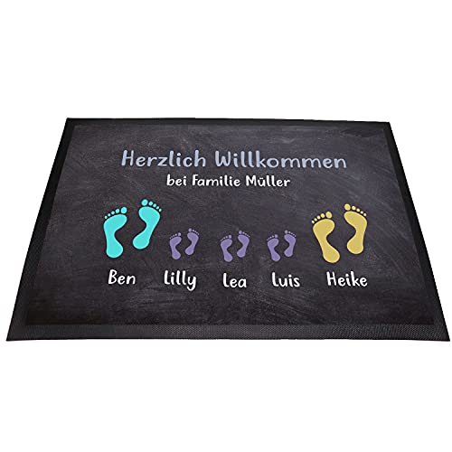 Tierisch-tolle Geschenke Personalisierte Fussmatte „Herzlich Willkommen“ mit bis zu 7 Wunschnamen für Familie, Kind(er) und Hund(e) mit Füßen und Pfoten Abdrücken (Paar mit 3 Kindern) von Tierisch-tolle Geschenke