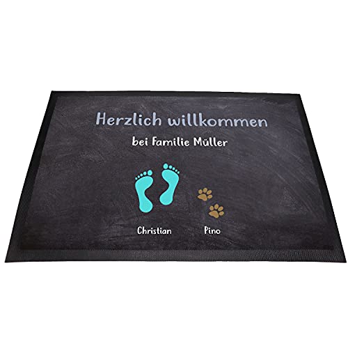 Tierisch-tolle Geschenke Personalisierte Fussmatte „Herzlich Willkommen“ mit bis zu 7 Wunschnamen für Familie, Kind(er) und Hund(e) mit Füßen und Pfoten Abdrücken (Single mit 1 Haustier) von Tierisch-tolle Geschenke