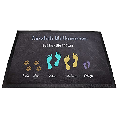 Tierisch-tolle Geschenke Personalisierte Fussmatte „Herzlich Willkommen“ mit bis zu 7 Wunschnamen für Familie, Kind(er) und Hund(e) mit Fuß- und Pfotenabdrücken (Paar mit 1 Kind und 2 Haustieren) von Tierisch-tolle Geschenke