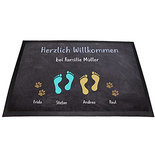 Tierisch-tolle Geschenke Personalisierte Fussmatte „Herzlich Willkommen“ mit bis zu 7 Wunschnamen für Familie, Kind(er) und Hund(e) mit Fuß- und Pfotenabdrücken (Paar mit 2 Haustieren) von Tierisch-tolle Geschenke