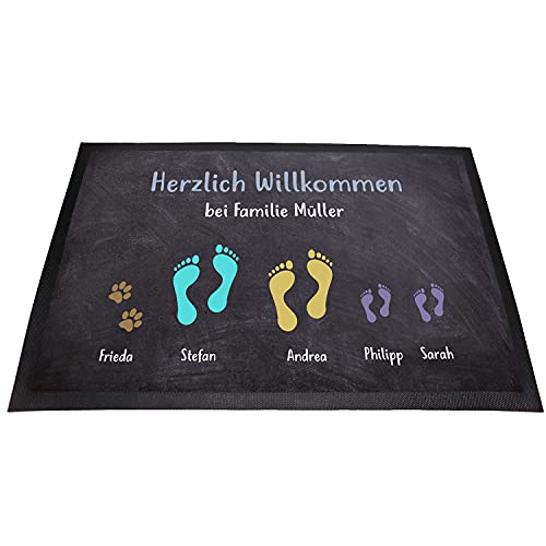 Tierisch-tolle Geschenke Personalisierte Fussmatte „Herzlich Willkommen“ mit bis zu 7 Wunschnamen für Familie, Kind(er) und Hund(e) mit Fuß- und Pfotenabdrücken (Paar mit 2 Kindern und 1 Haustier) von Tierisch-tolle Geschenke