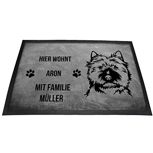 Tierisch-tolle Geschenke Cairn Terrier Fußmatte mit Namen für innen & außen | Hier wohnt (Name1) mit Familie (Name2) | rutschfest | Waschbar | Fussmatte personalisiert | (Grau) von Tierisch-tolle Geschenke