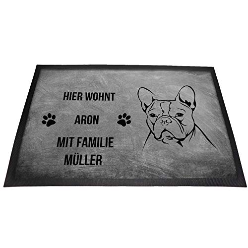 Tierisch-tolle Geschenke Französiche Bulldogge Fußmatte mit Namen innen und außen | Hier wohnt (Name1) mit Familie (Name2)| rutschfest | Waschbar | (Motiv3 Grau 40 x 60 cm) von Tierisch-tolle Geschenke