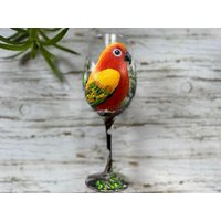 Handbemaltes Weinglas Sonnensittich Vogel-Liebhaber-Geschenk von TiffanyArtCanada