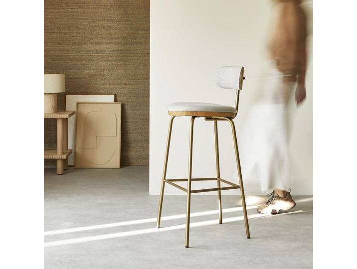 Barstuhl aus heller, massiver Eiche, grauem Stoff und Metall - Bronze - Fabric Barstuhl aus heller, massiver Eiche, grauem Stoff und Metall - Bronze - Fabric von Tikamoon