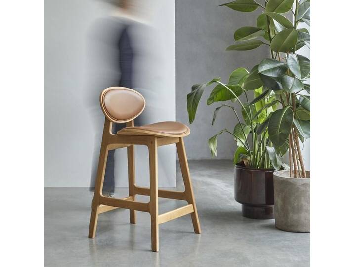 Barstuhl aus massiver Eiche und Leder - Natur - Leather Barstuhl aus massiver Eiche und Leder - Natur - Leather von Tikamoon