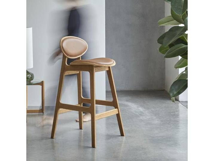 Barstuhl aus massiver Eiche und Leder - Natur - Leather Barstuhl aus massiver Eiche und Leder - Natur - Leather von Tikamoon