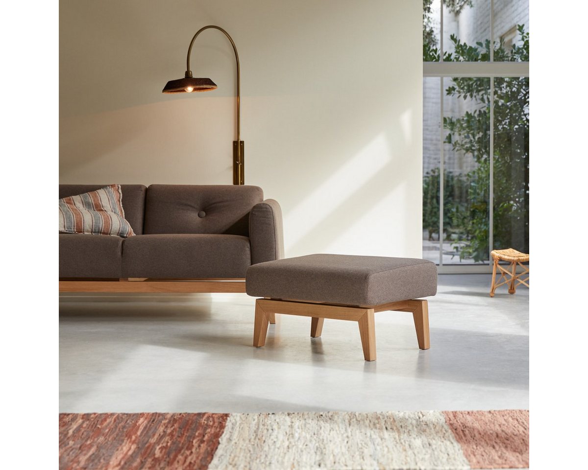 Tikamoon Sofa Bjorn Fußhocker aus massivem Eichenholz und braunem Stoff Tikamoon Sofa Bjorn Fußhocker aus massivem Eichenholz und braunem Stoff von Tikamoon