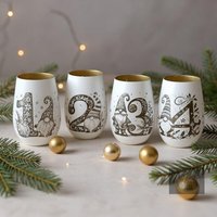 4 Gravierte Windlichter Für Adventskranz, Kerzenglas Weiß Adventsgesteck, Nachhaltiger Winterkranz, Wichtel Weihnachtsdeko von TildaTeufel