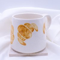 Tasse Croissant Handbemalt Frühstück - Keramikbecher Kaffeetasse Geschenk Gebäck Handgemachter Einzugsgeschenk von TildaandTheo