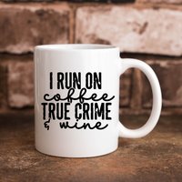 I Run On Coffee True Crime & Wine Funny 11 Oz. Kaffeetasse von TillieAnnsTreasures