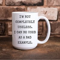 Ich Bin Nicht Völlig Sinnlos. Kann Als Schlechtes Beispiel Verwendet Werden Lustige 11 Oz & 15 Kaffeetasse von TillieAnnsTreasures