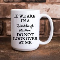 If We Are in A Don't Laugh Situation Do Not Look Over At Me Funny 11 Oz. & 15 Kaffeetasse von TillieAnnsTreasures