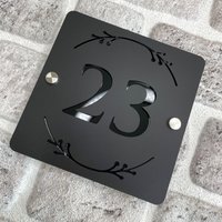 Premium Ornamentale Hausnummer Mit 3D Effekt, Mattes Acryl Türschild, Minimale Schwarze Schriftnummer Premium Ornamentale Hausnummer Mit 3D Effekt, Mattes Acryl Türschild, Minimale Schwarze Schriftnummer von TilloStudioShop