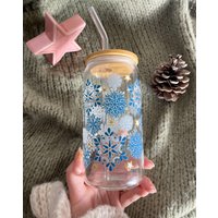 Glas Mit Deckel Und Strohhalm "Schneeflocke" | Glasbecher Geschenk Weihnachten Weihnachtsmotiv Weihnachtsgeschenk von TilouDesignsDE