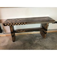 Einzigartiges Design Konsolentisch, Tisch Aus Massiver Eiche, Hergestellt in Seinem Studio Somerset Von Tim Ovel Mit Handgeschnittenen Intarsien Und Einzigartiges Design Konsolentisch, Tisch Aus Massiver Eiche, Hergestellt in Seinem Studio Somerset Von Tim Ovel Mit Handgeschnittenen Intarsien Und von TimOvelStudio