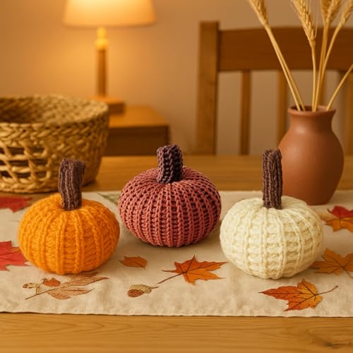 3 Stück Herbst Deko Strick Kürbisse Set, 5 cm Mini Herbstdeko Kürbis Kissen Dekoration Kürbisse Kuschelkissen Kissen Herbstdeko Innen Gestrickte Kunstkürbisse Pillow Für Erntedank (Orange+Braun+Weiß) von Timasser