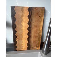 Handgefertigtes Hackbrett - Schneidebrett Massivholz Kirsche, Ahorn & Nussbaum Unikat, Langlebig, Geschenk Für Küchenliebhaber Handgefertigtes Hackbrett - Schneidebrett Massivholz Kirsche, Ahorn & Nussbaum Unikat, Langlebig, Geschenk Für Küchenliebhaber von TimberDesign007