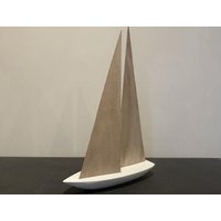 Handgefertigtes Holz-Deko-Boot - Pappelrumpf & Eiche-Segel, Unikat, Maritime Deko, Geschenkidee, Stilvolles Wohnaccessoire Handgefertigtes Holz-Deko-Boot - Pappelrumpf & Eiche-Segel, Unikat, Maritime Deko, Geschenkidee, Stilvolles Wohnaccessoire von TimberDesign007