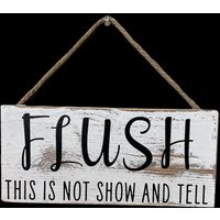 Flush This Is Not Show & Tell, Badezimmer Schild, Lustiges Dekor, Spülung, Bauernhaus, Bauernhaus Bad von TimberRoadMercantile