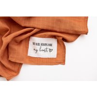 Personalisiertes Swaddle - Rust | Neugeborenen Geschenk Baby Shower Babydecke von TimberTinkersCo