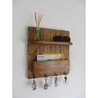 Rustikaler Schlüsselhalter Aus Altholz Mit 4 Haken Und Ablage von TimberWizards