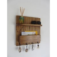 Rustikaler Schlüsselhalter Aus Altholz Mit 4 Haken Und Ablage Rustikaler Schlüsselhalter Aus Altholz Mit 4 Haken Und Ablage von TimberWizards