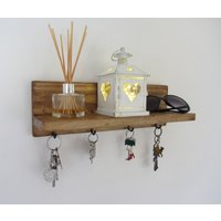 Rustikales Schlüsselbrett Aus Gewachstem Holz Mit Ablage/Küchenorganizer Rustikales Schlüsselbrett Aus Gewachstem Holz Mit Ablage/Küchenorganizer von TimberWizards