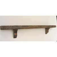 Rustikales Altholz Holz Wandregal Antik Braun Bienenwachs von TimberWizards