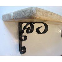 Rustikales Reclaimed Palettenholz Regal Mit Schriftrolle Design Schwarz Schmiedeeisen Halterungen Verschiedene Größen Verfügbar Rustikales Reclaimed Palettenholz Regal Mit Schriftrolle Design Schwarz Schmiedeeisen Halterungen Verschiedene Größen Verfügbar von TimberWizards