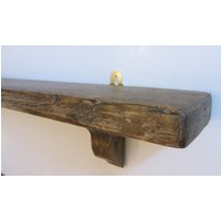 Rustikales Regal Aus Altholz Mit Antikem Braunen Natürlichen Bienenwachs Rustikales Regal Aus Altholz Mit Antikem Braunen Natürlichen Bienenwachs von TimberWizards
