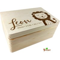 Erinnerungskiste Aus Holz Mit Namen Und Geburtsdaten Löwe Personalisiert Baby Geschenk Zur Geburt Erinnerungsbox Kinder Kiste Truhe Holzbox von TimbertWoodDesign