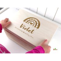 Erinnerungskiste Aus Holz Mit Namen Und Geburtsdaten Regenbogen Personalisiert Baby Kind Geschenk Zur Geburt Erinnerungsbox Kiste Truhe Box von TimbertWoodDesign