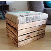 Sitzhocker Aus Obstkisten Mit Original Kaffeesackbezug Rustikale Holzkiste Kaffeesack Hocker Jute Polster Holz Truhe Retro Stuhl Geschenk von TimbertWoodDesign