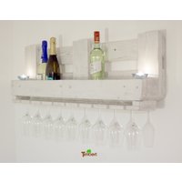 Vintage Weinregal Aus Recycelten Europaletten in Shabby Chic Weiß Palettenmöbel Wandregal Für Weinflaschen Mit Glaseinhängung Holzregal Wand von TimbertWoodDesign