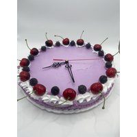 Handgemachte Wanduhr „Berry Time" von TimeTorte
