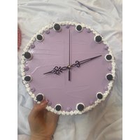 Handgemachte Wanduhr „Blueberry Dream" von TimeTorte