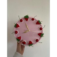 Torten - Wanduhr „Light Strawberry Delight" von TimeTorte
