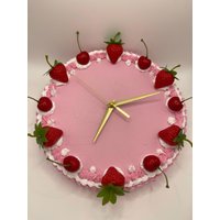 Torten - Wanduhr „strawberry Delight" von TimeTorte