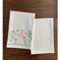 Bestickte Wildblumen & Biene - Honigwabe Mehlsack Geschirrtuch von TimeWellStitched