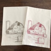 Besticktes Geschirrtuch Mit Old Barn Mehlsack von TimeWellStitched